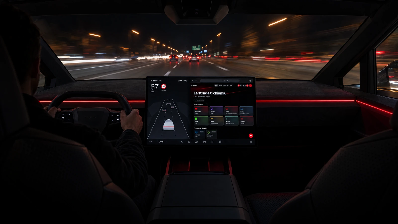 Di notte, in autostrada, dentro un Tesla Cybertruck: sullo schermo centrale, accanto alla visualizzazione di guida, Roadly è aperto nel browser di bordo.